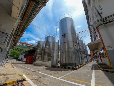 Silos metálicos en planta industrial